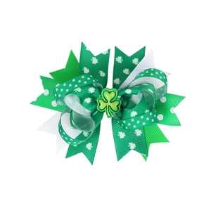 Détail macro d'un nœud papillon multicouche Saint-Patrick avec trèfle vert et rubans à pois