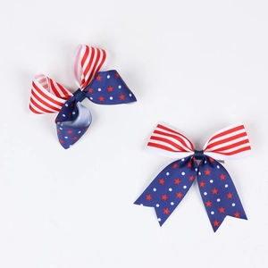 Détail des barrettes pour l'Independence Day avec rayures rouges blanches et étoiles bleues