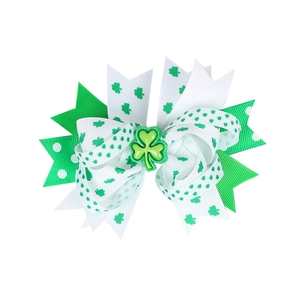 Détail d'un nœud multicouche pour la Saint-Patrick avec motifs trèfles et pois blancs