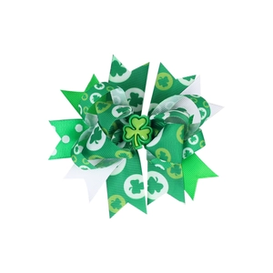 Détail du nœud papillon multicouche en ruban gros-grain avec motifs trèfles verts