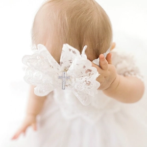 Fascia per neonata in pizzo con fiocco bianco e croce di strass per il battesimo
