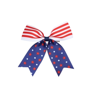 Détail du nœud papillon fête de l'indépendance avec rayures rouges et motifs étoiles