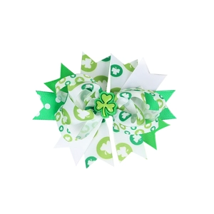 Détail du nœud multicouche Saint-Patrick avec imprimé trèfles et ornement central vert