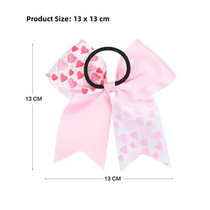 Détail du nœud en ruban gros-grain rose à motifs cœurs avec élastique cheveux de 13cm