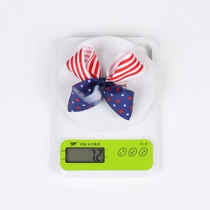 Détail montrant le poids du nœud papillon drapeau américain sur balance à 7,2g