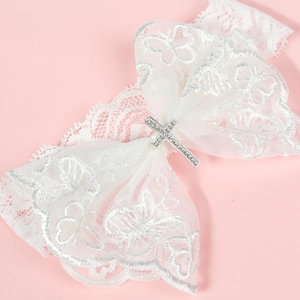 Bandeau bébé en dentelle avec nœud papillon blanc et pendentif croix en strass argentés