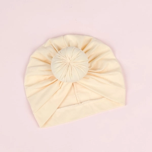 Bonnet turban en coton crème pour nouveau-né avec un grand nœud rond et tissu côtelé