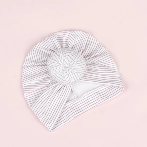 Gros plan du bonnet turban rayé rose pour bébé avec nœud donut et coton très doux