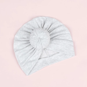Bonnet turban bébé en coton gris clair avec grand nœud donut sur fond rose