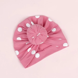 Détail du bonnet turban rose pour bébé avec pois blancs et nœud donut en coton doux