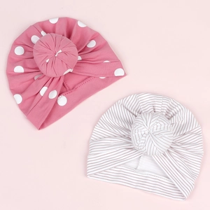 Détails de deux turbans pour bébé avec pois roses et motifs à rayures en coton