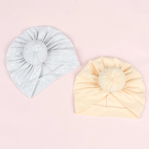 Détail de turbans en coton gris clair et jaune pour bébé avec nœuds ronds