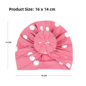Turbant rose en coton pour bébé à pois blancs avec nœud donut montrant les dimensions