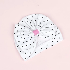 Bonnet turban bébé en coton doux avec pois noirs et décoration de nœud rose vif