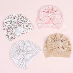 Lot de quatre bonnets pour bébé en coton et velours avec grand nœud et motifs variés