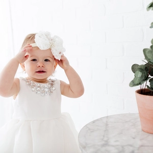 Robe de princesse blanche sans manches pour fillette avec col en strass et bandeau dentelle