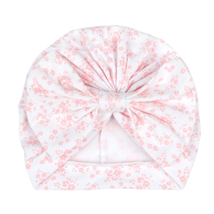 Bonnet turban bébé en coton avec grand nœud et motif floral rose pâle sur fond blanc