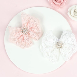 Gros plan de bandeaux en dentelle avec perles et strass pour petites filles