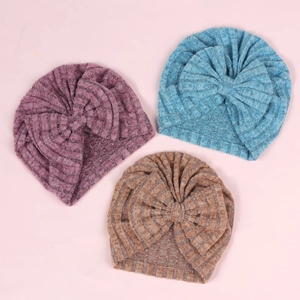 Trois turbans bébé en maille côtelée avec grands nœuds en violet, bleu et marron clair