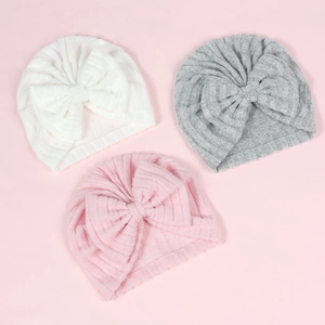 Détails de bonnets pour nouveau-nés en tricot côtelé avec grands nœuds blanc, gris et rose
