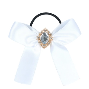 Eleganter weißer Satin-Bogenhaargummi mit funkelndem Strass-Zentrum und elastischem Band