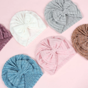 Mise à plat de bonnets noués pour nouveau-nés en six couleurs avec grands nœuds