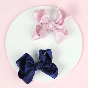 Detail von 10 cm Glitzer-Ripsband-Schleifen mit Krokodilklemmen in Rosa und Dunkelblau