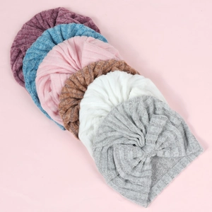 Détail de six bonnets turbans pour nouveau-nés avec tissu en maille côtelée et nœud central