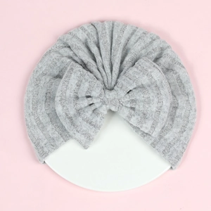 Détail du bonnet turban pour bébé en tricot côtelé gris clair avec un grand nœud