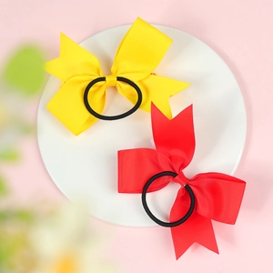 Elastici per capelli con fiocchi in nastro rosso e giallo per cheerleading su piatto bianco