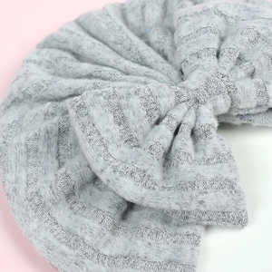 Turban gris côtelé pour nouveau-né avec un grand nœud décoratif en maille souple