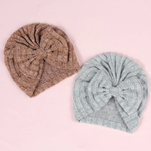 Détails de bonnets pour nouveau-nés en tissu rayé à côtes avec grands nœuds décoratifs