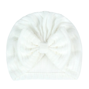 Vue détaillée du bonnet blanc côtelé pour nouveau-né avec grand nœud décoratif
