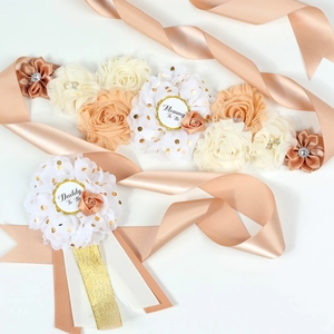 Dettaglio della fascia Mommy To Be e spilla Daddy To Be con perle e strass