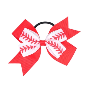 Dettaglio dell'elastico per capelli con fiocco rosso e bianco con cuciture da baseball