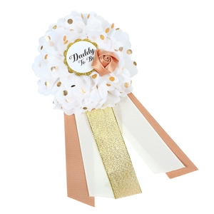 Spilla Daddy To Be bianca e oro con petali di chiffon e nastri per festa baby shower