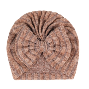 Détail du bonnet turban pour nouveau-né marron en maille côtelée douce avec un nœud