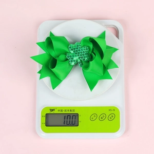 Vue détaillée d'un nœud papillon vert de la Saint-Patrick avec trèfle sur une balance