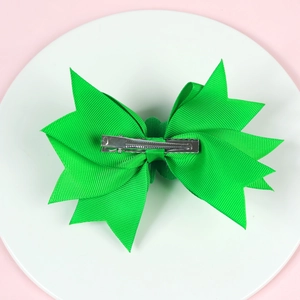 Détail du nœud vert pour la Saint-Patrick avec ruban gros-grain et pince crocodile en métal