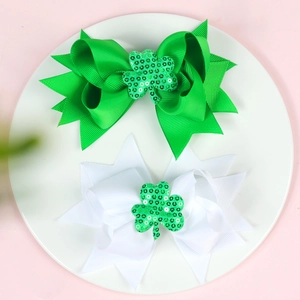 Détail de pinces à cheveux Saint-Patrick avec trèfle en paillettes sur ruban côtelé