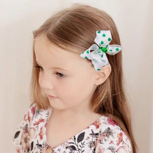 Gros plan d'une fille portant une pince à cheveux avec nœud trèfle pour la Saint-Patrick