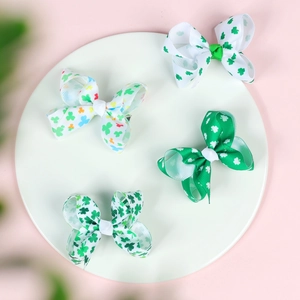 Vue détaillée de quatre nœuds de trèfle de la Saint-Patrick sur un plat blanc