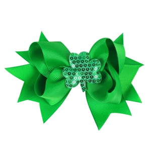 Détail de la pince à cheveux Saint-Patrick avec ruban gros-grain vert et trèfle pailleté