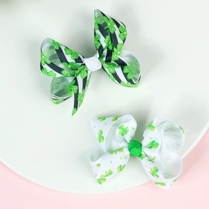 Détail de nœuds à cheveux trèfle de 3 pouces avec ruban gros-grain rayé pour la Saint-Patrick