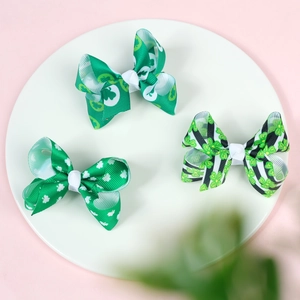 Détail de nœuds de trèfle pour la Saint-Patrick sur assiette blanche et fond rose