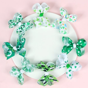 Vue à plat de 8 pinces à cheveux à nœuds de 3 pouces pour la Saint-Patrick avec trèfles