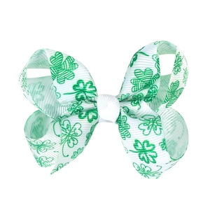 Vue détaillée des trèfles sur un nœud papillon de 3 pouces pour la Saint-Patrick