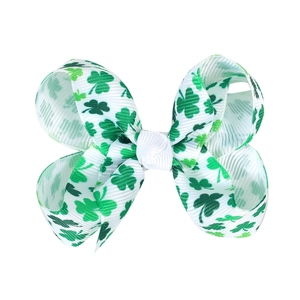 Détail du nœud en ruban gros-grain avec motifs trèfles pour la Saint-Patrick