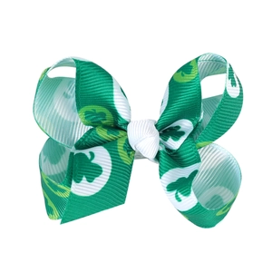 Détail d'un nœud en ruban gros-grain à motif trèfle pour le jour de la Saint-Patrick