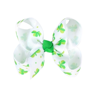 Détail du nœud de 3 pouces en ruban gros-grain blanc avec motifs de trèfles verts